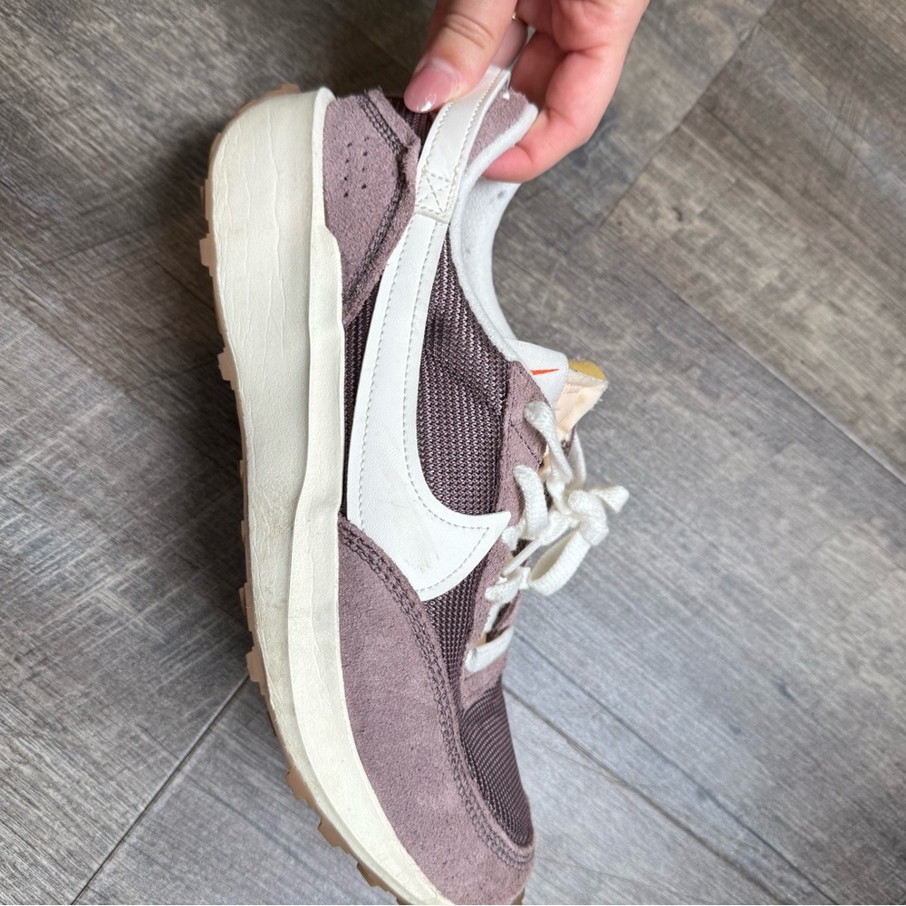 Nike women’s size 8 waffle debut vintage sneaker in color Plum/coconut - Picture 3 of 5